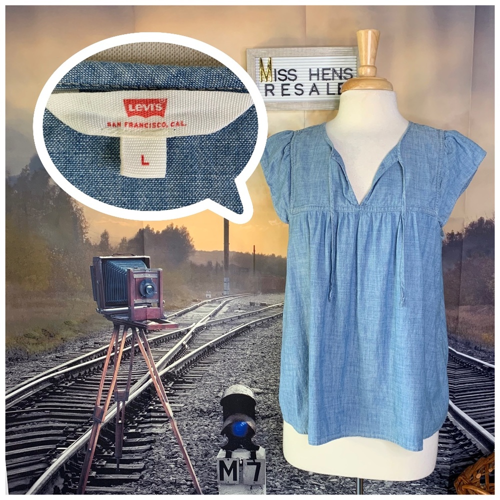 EUC LEVIS LIGHT WASH DNM SLEEVELESS BLOUSE